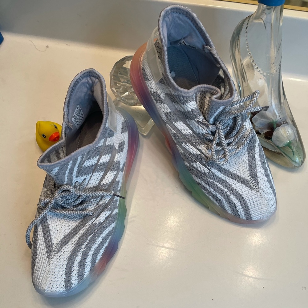 NEW COMFY FASHIONABLE SNEAKERS 👟 WITH COLORFUL BO